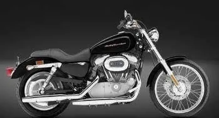 Harley Davidson Sportster 883custom. Troco por Harley maior.