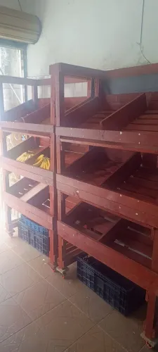 Expositor de hort frutas madeira com rodinhas são separados 