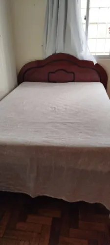 CAMA DE CASAL DE MADEIRA - BONITA! (Sem colchão) R$ 400,00