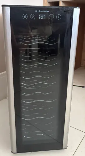 Adega Electrolux 12 garrafas