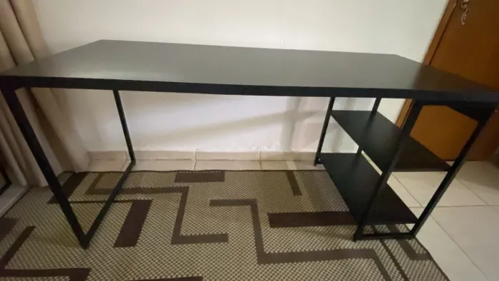 Mesa de escritório industrial preta