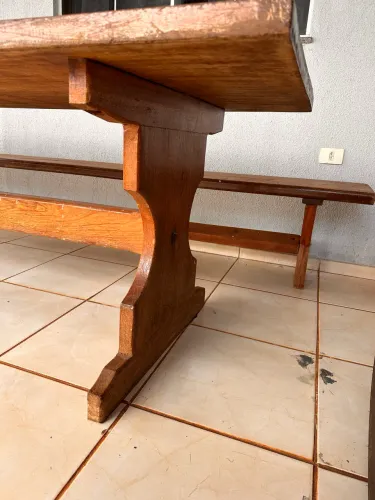 Mesa de madeira maciça 