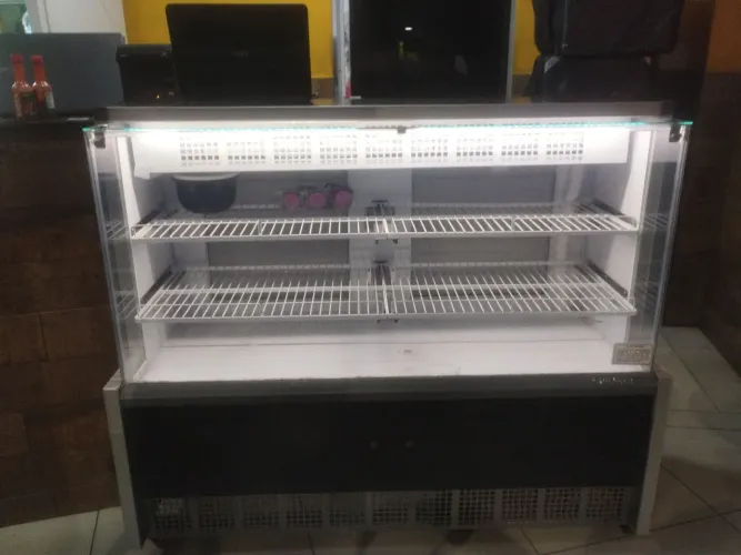 balcão expositor de tortas e doces.Gelopar 140 de comprimento valor 3.200,00