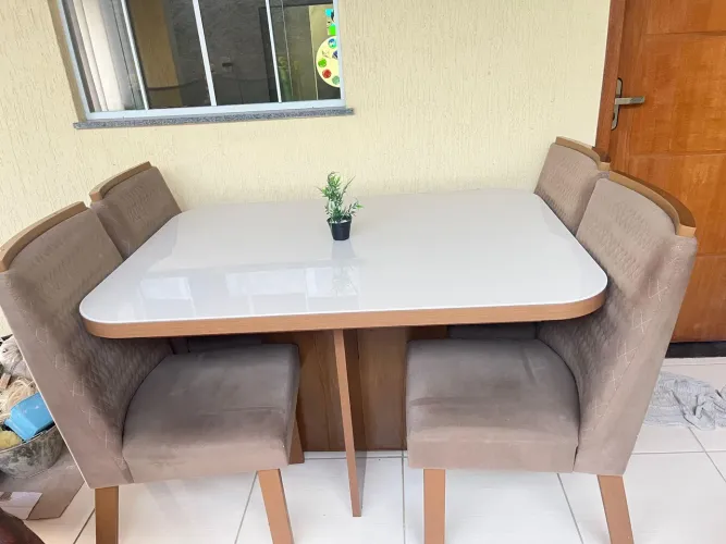 Mesa com tampo de vidro 
