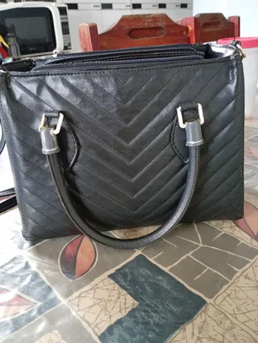 Bolsa usada, com marcas de uso