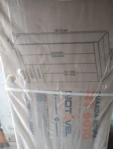 Vendo guarda-roupas solteiro com 4 portas e 2 gavetas, branco.