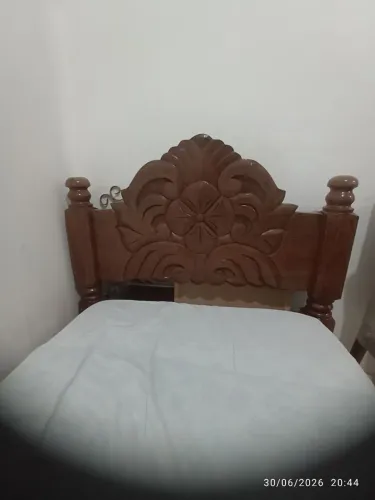 Cama de solteiro de madeira maciça
