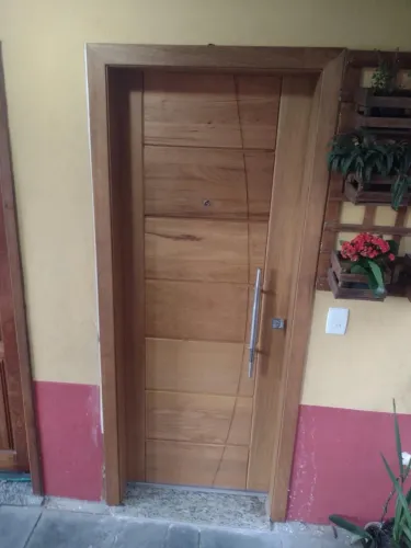 Instalações de Portas e Batentes de Madeira 