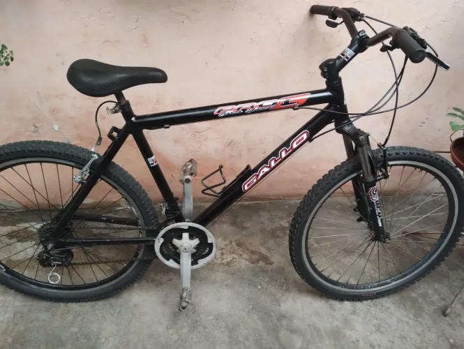 Bike aro 26 de aluminio com amortecedores e marchas tudo em bom estado.
