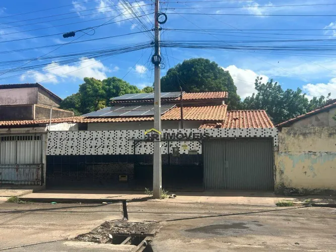 Casa à Venda com 04 Quartos e Energia Solar no Bairro Vermelha