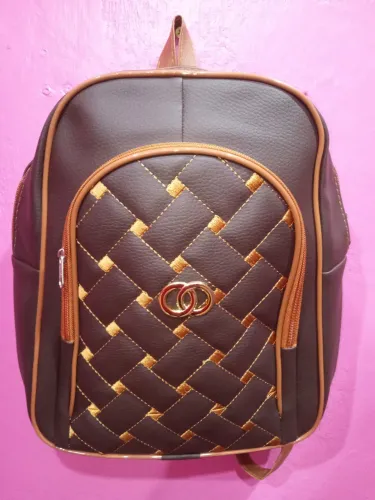 Mochila feminina caber caderno valor 45 faço entrega com taxa de 5 reais 