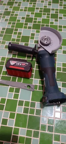 Vendo lixadeira e parafusadeira elétrica com duas baterias novo