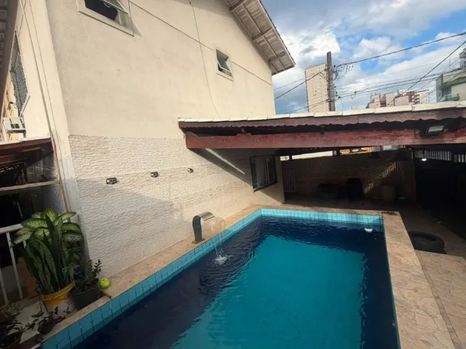 Sobrado residencial à venda na Praia Grande (Aviação) | 2 suítes, piscina e churrasqueira