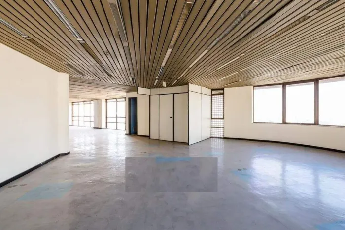 Salas em anda corrido 1060m², contendo 14 Banheiros 01 cozinha próximo no centro comercial