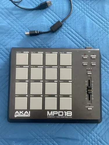 Controlador Akai MPD 18