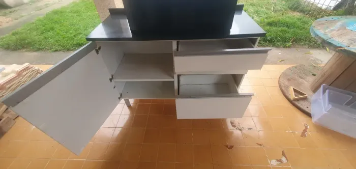 Vendo armário de ferro para cozinha
