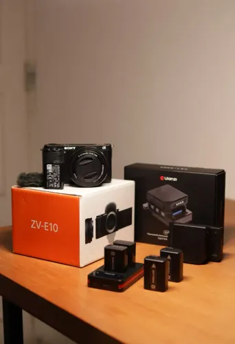Sony ZV-E10 + Lente do Kit + 4 Baterias e Cooler Ulanzi