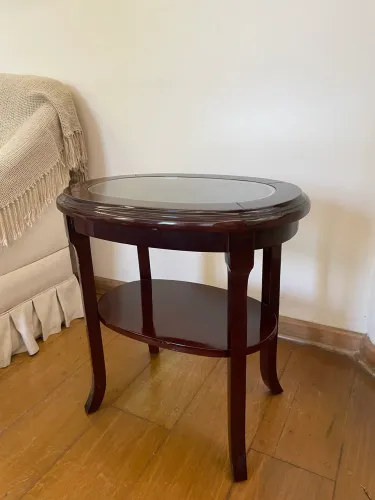 Mesa lateral redonda em madeira com tampo de vidro - elegante e conservada