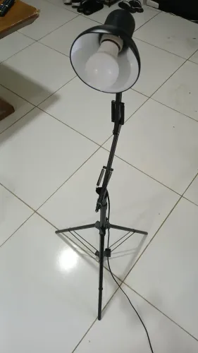 Luminária/ lâmpada com tripé