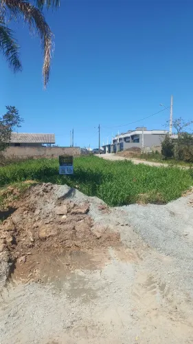 Otimo terreno de esquina, rua asflaltado próximo a praia do Grant