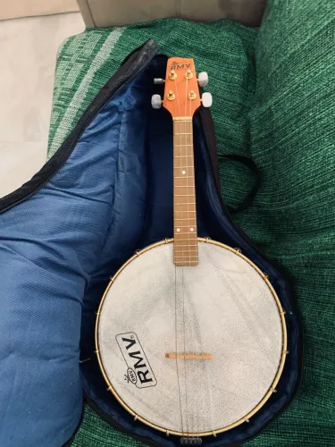 banjo de 4 cordas da marca RMV Relíquia  
