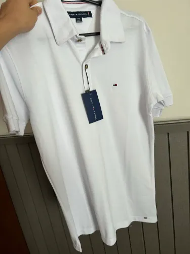 camiseta tommy Hilfiger tamanho P mas veste M nunca usada e com etiqueta