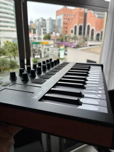 Teclado Controlador MIDI Arturia MiniLab MkII + Case + Cabo USB