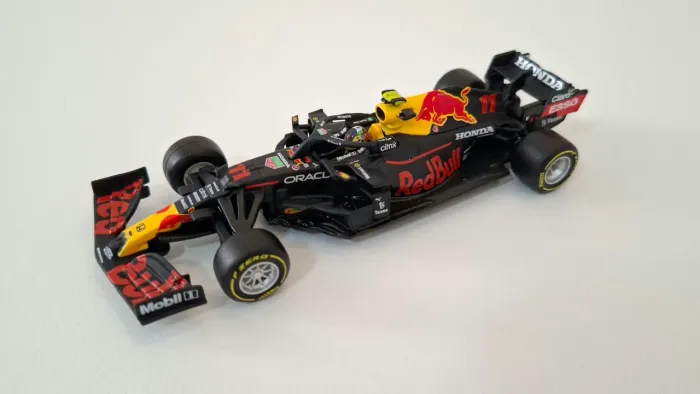 Miniatura F1, Oracle Red Bull Racing RB16b, Sergio Pérez #11, Bburago 1/43.