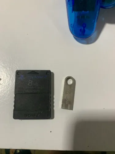Dois controle de ps2 um é original mais memory carde de 8mb da ps2 mais um pen driver