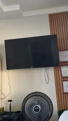 Vendo uma TV usando não fociona, está queimada.