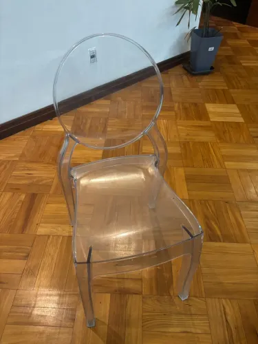 Vendo cadeira transparente estilo Louis Ghost