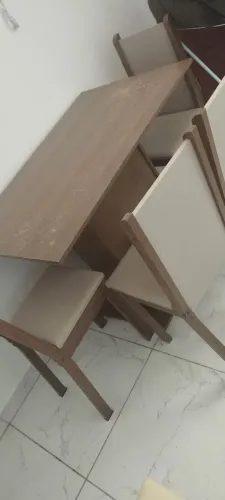 Mesa de jantar com 4 cadeiras