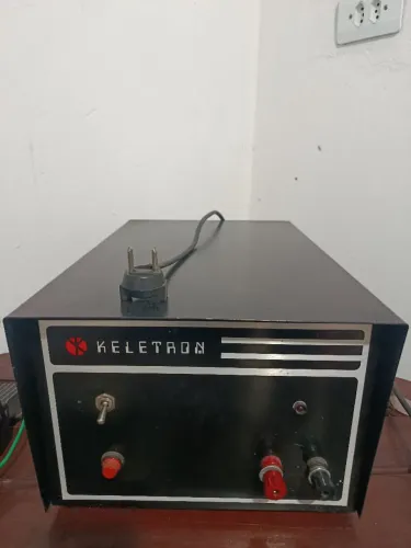 Fonte de alimentação/conversor estabilizador da marca Keletron