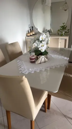 Mesa de jantar com seis cadeiras