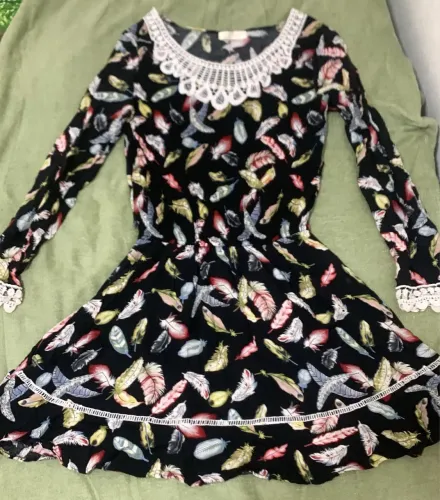 Vestido de manga longa com detalhes rendados 