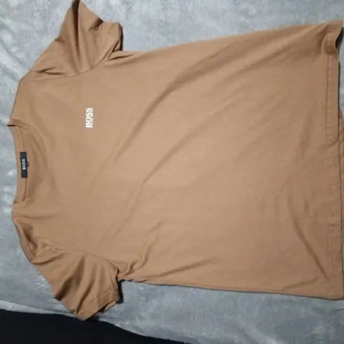 Camisa Boss Tamanho G (Preço Negociável).