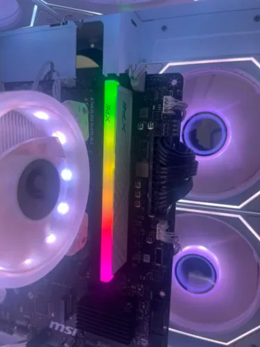 Um pente de Memória Ram DDR4 de 16Gb 3200mhz P/Pc da XPG branca com RGB