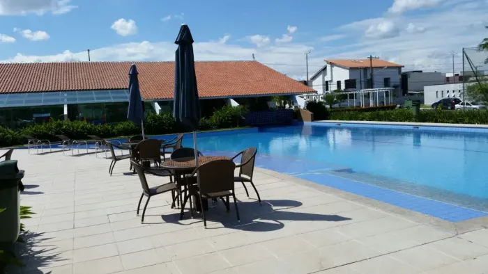 Alugo/Vendo ótima Duplex no Condomínio Quintas das Laranjeiras. 4 amplas Suítes. Piscina.