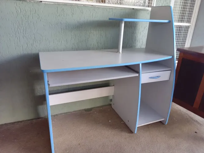 Escrivaninha MDF cor cinza e azul, medindo 1,22x53m alt 72/1,25m, ótimo estado.