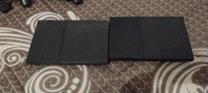 Tem dois PS2 quatro controle com a fonte dois cartão de memória e um pen drive