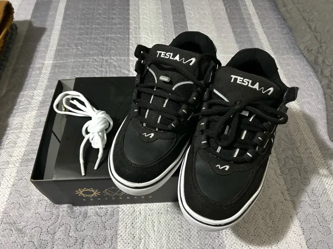 Tenis Tesla coil n43 seminovo em ótimo estado