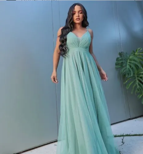Vestido de festa verde longo decote em V com brilho
