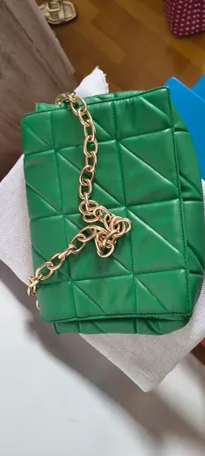 Bolsa média na cor verde e alça dourada - chique