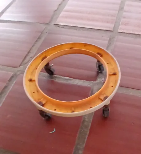 Suporte com rodinhas de gás de cozinha.