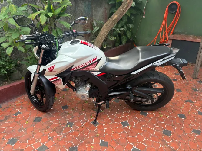 Vendo essa 250, 2 dono moto não tem nada a fazer só pegar e andar.