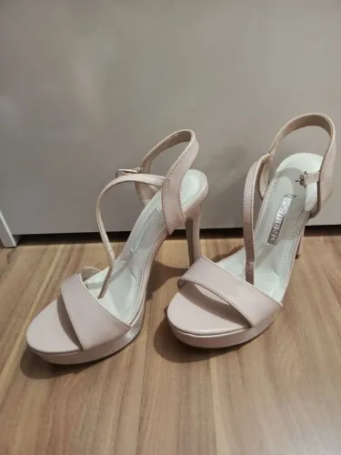 Sandália salto alto