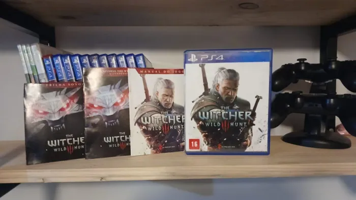 Jogo ps4 The Witcher + Manual Dos Mundos + CD músicas