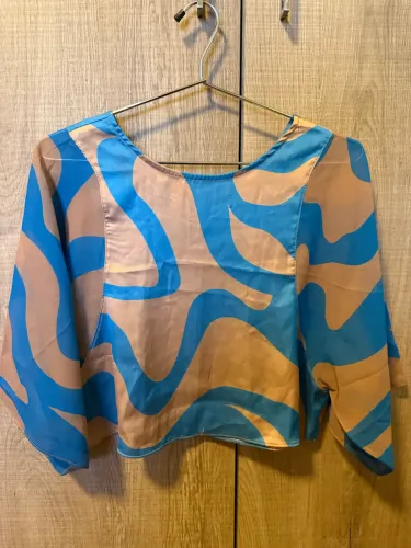 Cropped Acetinado Estampa Abstrata Azul e Bege