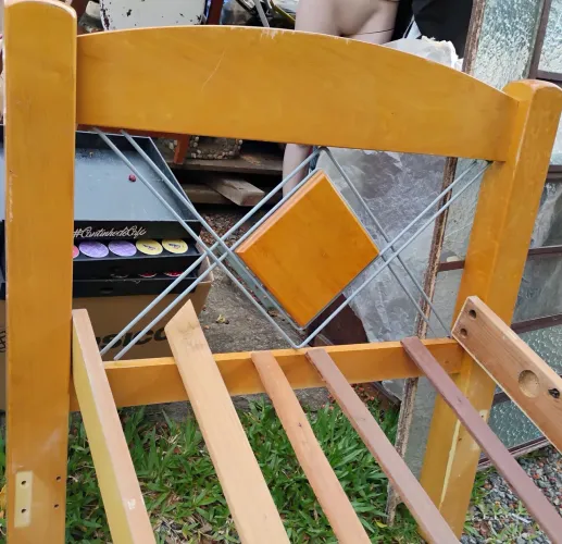 Cama de solteiro falta os parafusos 