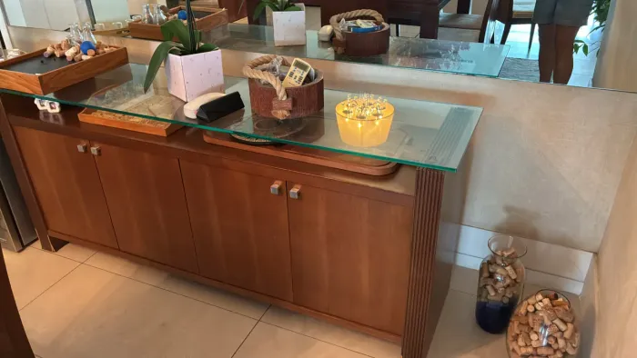 Buffet de 4 portas com tampo de vidro 